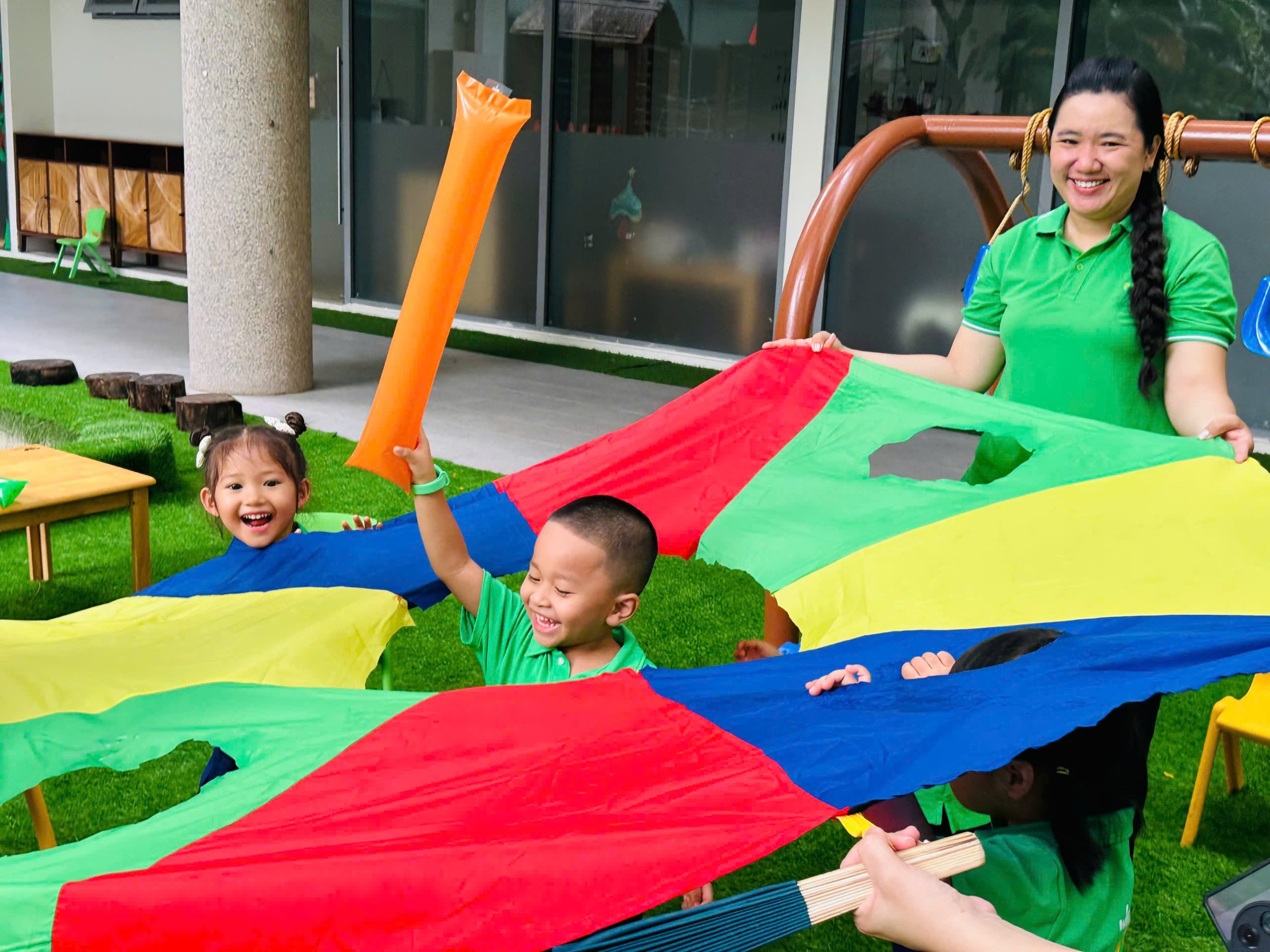Giáo viên Wisdomland cùng trẻ học tập thông qua vui chơi
